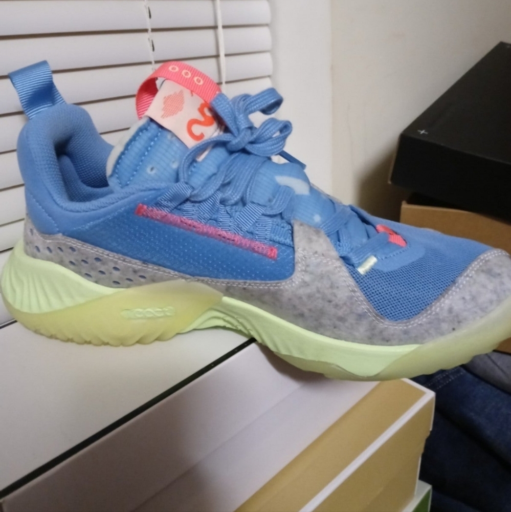 Rare Jordan men 7=women 9